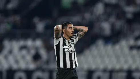 Allan jogador do Botafogo durante partida contra o Cruzeiro no estadio Engenhao pelo campeonato Brasileiro A 2024. Foto: Thiago Ribeiro/AGIF