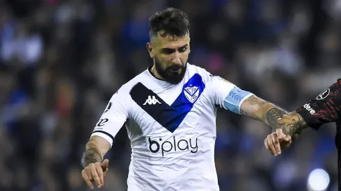 BUENOS AIRES, ARGENTINA – JUNE 29: Lucas Pratto of Velez fights for the ball with Enzo Perez of River Plate during a round of sixteen first leg match between Velez and River Plate as part of Copa CONMEBOL Libertadores 2022 at Jose Amalfitani Stadium on June 29, 2022 in Buenos Aires, Argentina. (Photo by Marcelo Endelli/Getty Images)