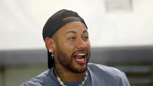 SP – SANTOS – 27/04/2025 – BRASILEIRO A 2025, SANTOS X BRAGANTINO – [Neymar jogador do Santos assisti ao jogo do Bragantino durante partida no estadio Vila Belmiro pelo campeonato Brasileiro A 2025.