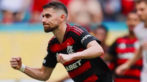 Jorginho comemorando pelo Flamengo após marcar no Mundial – Foto: Reprodução/Flamengo