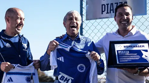 Wilson Piazza recebeu placa da diretoria do Cruzeiro. Foto: Gustavo Aleixo/Cruzeiro.