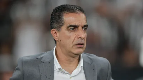 Renato Paiva, ex-técnico do Botafogo, durante partida contra a Universidad de Chile-CHI, pela CONMEBOL Libertadores. Foto: Thiago Ribeiro/AGIF.