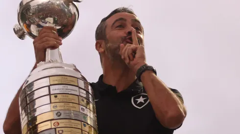 Torcedores pedem Artur Jorge – Foto: Wagner Meier/Getty Images.