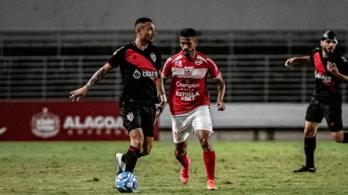Jogadores de Atlético-GO e CRB dividem a bola. Foto: AGIF / Alamy Stock Photo