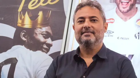 Diretor monitora o mercado – Foto: Guilherme Gregui/Santos FC.