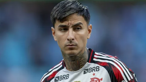Erick Pulgar, jogador do Flamengo, durante partida contra o Gremio no estadio Arena do Gremio pelo campeonato Brasileiro A 2025. Foto: Liamara Polli/AGIF
