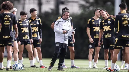Cleber Xavier comanda o treino no Santos. Foto: Raul Baretta/Santos FC