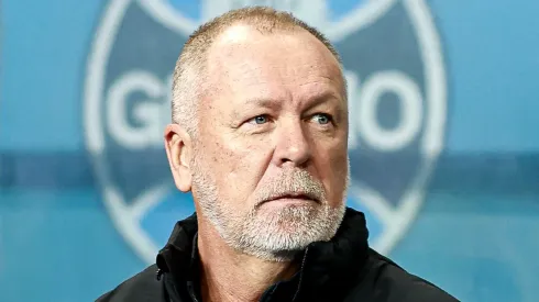 Mano Menezes acompanhando equipe do Grêmio – – Foto: Maxi Franzoi/AGIF