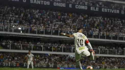 Neymar atuando pelo Santos na Vila Belmiro – (Photo by Miguel Schincariol/Getty Images)