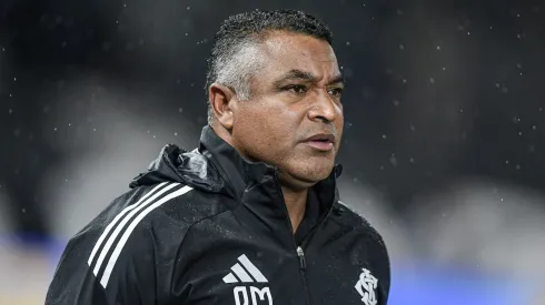 Roger Machado acompanhando a equipe do Internacional – Foto: Thiago Ribeiro/AGIF