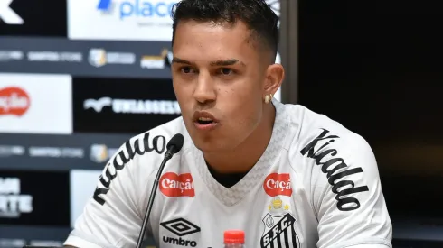 SP – SANTOS – 07/07/2025 – SANTOS, APRESENTACAO IGOR VINICIUS – Igor Vinicius durante sua apresentacao oficial como jogador do Santos em coletiva de imprensa realizada no Vila Belmiro. Foto: Jota Erre/AGIF