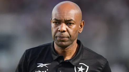 Cláudio Caçapa técnico do Botafogo durante partida contra o Vasco no estádio São Januário pelo campeonato Carioca 2025. Foto: Thiago Ribeiro/AGIF
