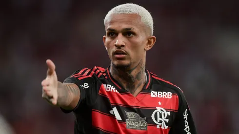 RJ – RIO DE JANEIRO – 18/05/2025 – BRASILEIRO A 2025, FLAMENGO X BOTAFOGO – Wesley jogador do Flamengo durante partida contra o Botafogo no estadio Maracana pelo campeonato Brasileiro A 2025.
