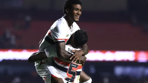 SP – SAO PAULO – 17/05/2025 – BRASILEIRO A 2025, SAO PAULO X GREMIO – Arboleda jogador do Sao Paulo comemora seu gol com Lucas Ferreira jogador da sua equipe durante partida contra o Gremio no estadio Morumbi pelo campeonato Brasileiro A 2025. Foto: Marcello Zambrana/AGIF