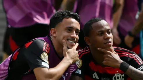 Matheus Gonçalves ao lado de Wallace Yan comemorando gol do Fla.