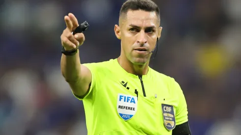 MG – BELO HORIZONTE – 01/06/2025 – BRASILEIRO A 2025, CRUZEIRO X PALMEIRAS – O arbitro Rodrigo Jose Pereira de Lima durante partida entre Cruzeiro e Palmeiras no estadio Mineirao pelo campeonato Brasileiro A 2025. Foto: Gilson Lobo/AGIF
