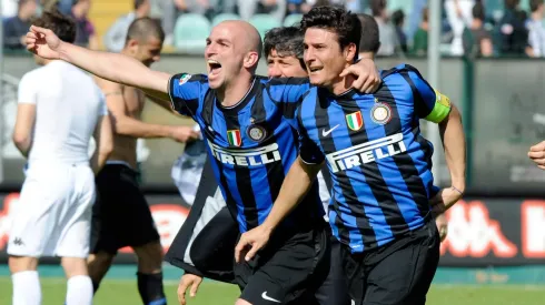 Cambiasso (esquerda) e Zanetti (direita) briharam juntos na Internazionale (Photo by Claudio Villa)