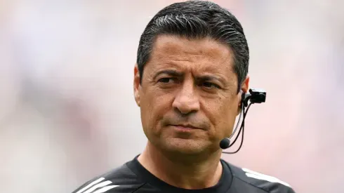 O árbitro Alireza Faghani observa antes do jogo final da Copa do Mundo de Clubes da FIFA 2025 entre o Chelsea FC e o Paris Saint-Germain no MetLife Stadium em 13 de julho de 2025 em East Rutherford, Nova Jersey.