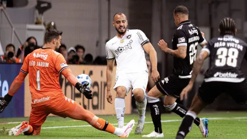 Arthur Cabral jogador do Botafogo durante partida contra o Vasco – Foto: Mateus Dutra/AGIF