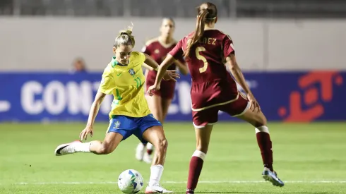 Giovana Queiroz, da Seleçao Brasileira foi a craque do jogo no duelo contra a Venezuela, mas o desempenho da equipe dividiu opiniões nas redes sociais