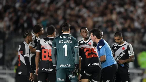 Fernando Diniz orienta os jogadores do Vasco. Foto: Thiago Ribeiro/AGIF.
