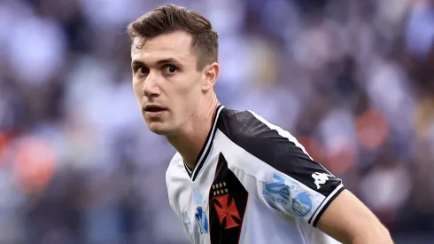 Lateral foi expulso com 10 minutos de jogo