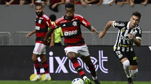 DF – BRASILIA – 01/11/2023 – BRASILEIRO A 2023, FLAMENGO X SANTOS – Bruno Henrique jogador do Flamengo durante partida contra o Santos no estadio Mane Garrincha pelo campeonato Brasileiro A 2023. Foto: Mateus Bonomi/AGIF