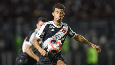 João Victor é um dos zagueiros titulares no Vasco. Foto: Thiago Ribeiro/AGIF