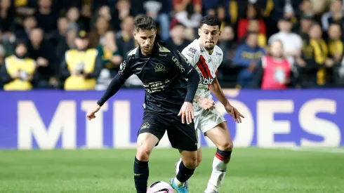 Jogadores disputam a bola em partida entre Atlético-GO e Criciúma. Foto: Photo by Leonardo Hubbe/AGIF/Sipa USA