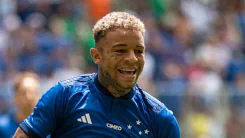 Rafael Bilu em campo com a camisa do Cruzeiro.