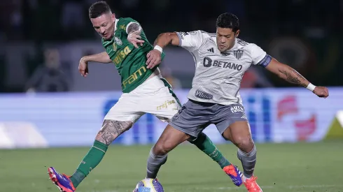 Moreno jogador do Palmeiras disputa lance com Hulk – Foto: Ettore Chiereguini/AGIF