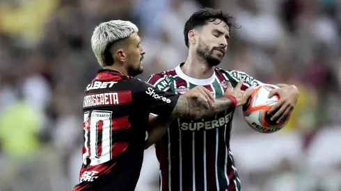 Arrascaeta, do Flamengo, e Martinelli, do Fluminense, brigam pela bola. Foto: Alexandre Loureiro/AGIF.
