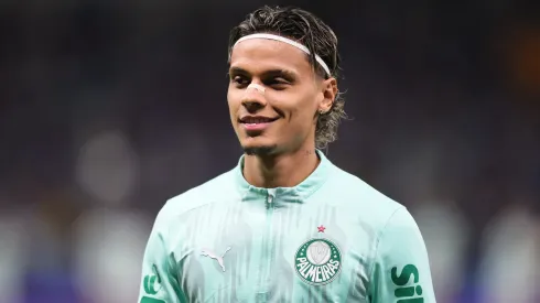 MG – BELO HORIZONTE – 01/06/2025 – BRASILEIRO A 2025, CRUZEIRO X PALMEIRAS – Richard Rios jogador do Palmeiras durante aquecimento antes da partida contra o Cruzeiro no estadio Mineirao pelo campeonato Brasileiro A 2025. Foto: Gilson Lobo/AGIF