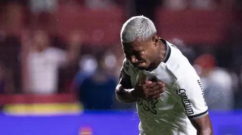 Cuiabano, jogador do Botafogo, comemora seu gol durante partida contra o Sport, pelo Brasileirão Betano. Foto: Rafael Vieira/AGIF.