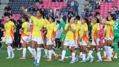 Jogadoras da seleção colombiana respondem aos aplausos