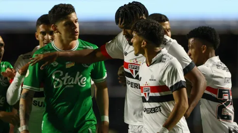 Jogadores discutem no duelo entre São Paulo e Juventude, pelo Brasileirão Betano de 2024. Foto: Joisel Amaral/AGIF.