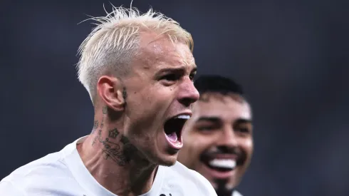 Róger Guedes com a camisa do Corinthians.