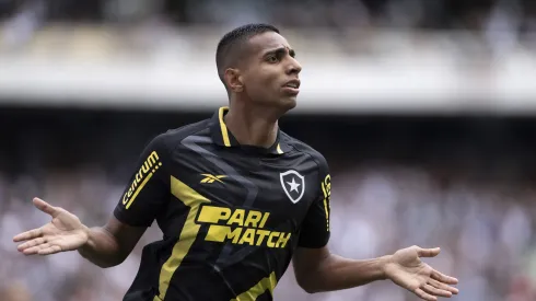 Victor Sá jogador do Botafogo comemora seu gol anulado durante partida contra o Vasco no estadio Engenhao pelo campeonato Carioca 2024. Foto: Jorge Rodrigues/AGIF