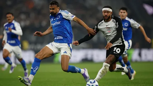 SAO PAULO, BRAZIL – JULY 23: Fabricio Bruno (L) of Cruzeiro fights for the ball against Memphis Depay of Corinthians during a match between Corinthians and Cruzeiro as part of Brasileirao 2025 at Neo Quimica Arena on July 23, 2025 in Sao Paulo, Brazil. (Photo by Miguel Schincariol/Getty Images)