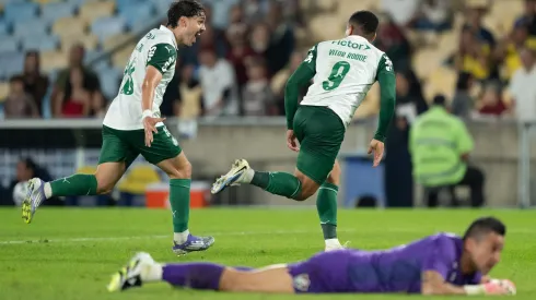 Vitor Roque jogador do Palmeiras comemora seu gol com Mauricio durante partida contra o Fluminense no estadio Maracana. Foto: Jorge Rodrigues/AGIF