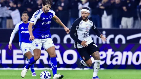 SP – SAO PAULO – 23/07/2025 – BRASILEIRO A 2025, CORINTHIANS X CRUZEIRO – Memphis Depay jogador do Corinthians disputa lance com Lucas Silva jogador do Cruzeiro durante partida no estadio Arena Corinthians pelo campeonato Brasileiro A 2025. Foto: Marcello Zambrana/AGIF