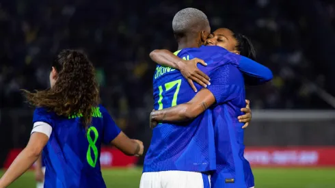 Jhonson comemora seu primeiro gol pela Seleção Brasileira
