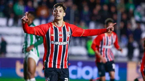 Bobadilla jogador do São Paulo comemora gol de Luciano durante partida contra o Juventude. Foto: Luiz Erbes/AGIF