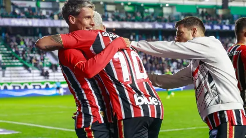 Luciano, jogador do São Paulo, comemora seu gol com Ferreira jogador da sua equipe durante partida contra o Juventude no estadio Alfredo Jaconi pelo campeonato Brasileiro A 2025. Foto: Luiz Erbes/AGIF