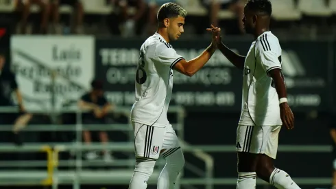 Andreas Pereira comemorando gol em amistoso contra Igor Jesus e Jair (Photo by Gualter Fatia/Getty Images)