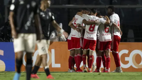 Jogador do Internacional comemora gol durante partida contra o Vasco – Foto: Jorge Rodrigues/AGIF