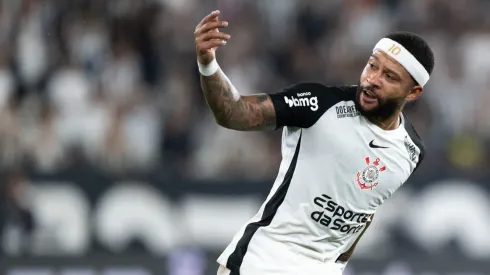 Memphis Depay jogador do Corinthians comemora seu gol durante partida contra o Botafogo – Foto: Jorge Rodrigues/AGIF