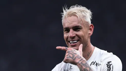 Róger Guedes em ação com a camisa do Corinthians.