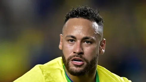 Neymar em ação com a camisa da Seleção Brasileira – Foto: Pedro Vilela/Getty Images
