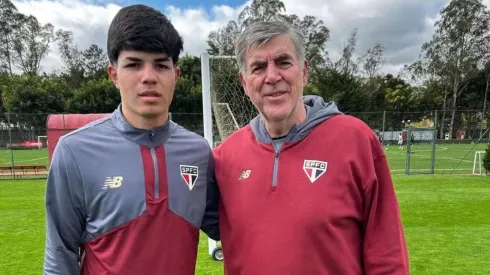 Goleiro Carlos Ferreira posa com Zetti no CT de Cotia, do São Paulo — Foto: Divulgação